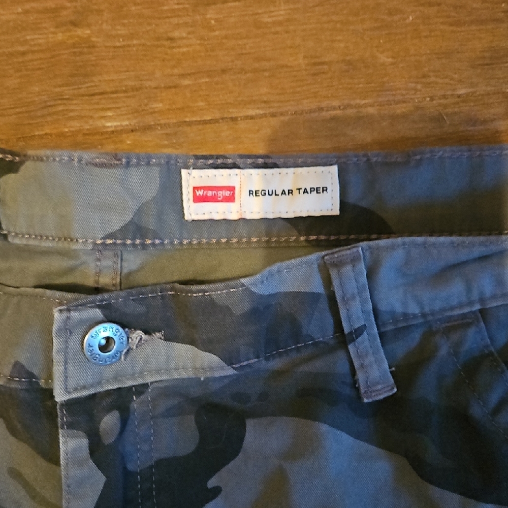 Mens Wrangler Black And Grey Camouflage Regular Taper Pants - Picture 2 of 4